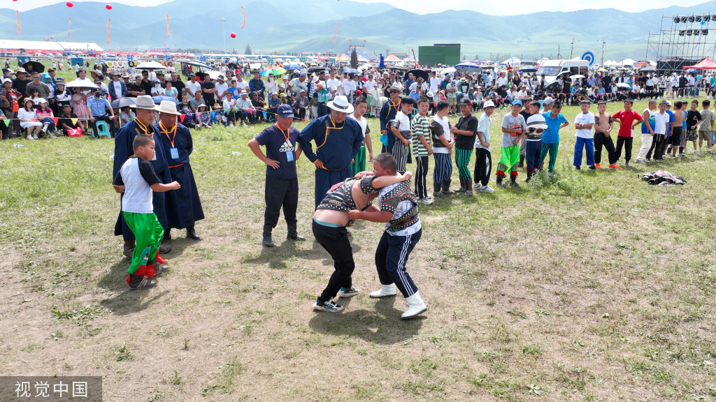 半岛体育-火爆的比赛场面，让观众沉浸在激情和欢乐中