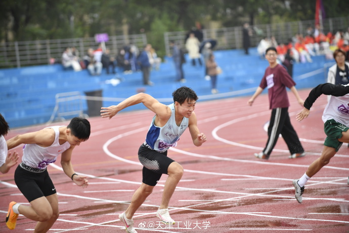 田径比赛中选手们奋力拼搏超越自我